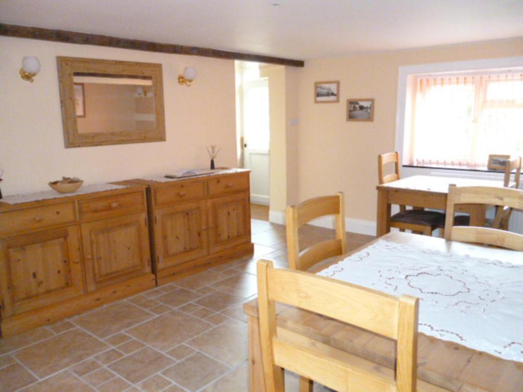 Bed and Breakfast Quiet Woman House Halstock Экстерьер фото